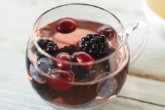 女子边采摘桑葚边吃回家一泡满是虫子！